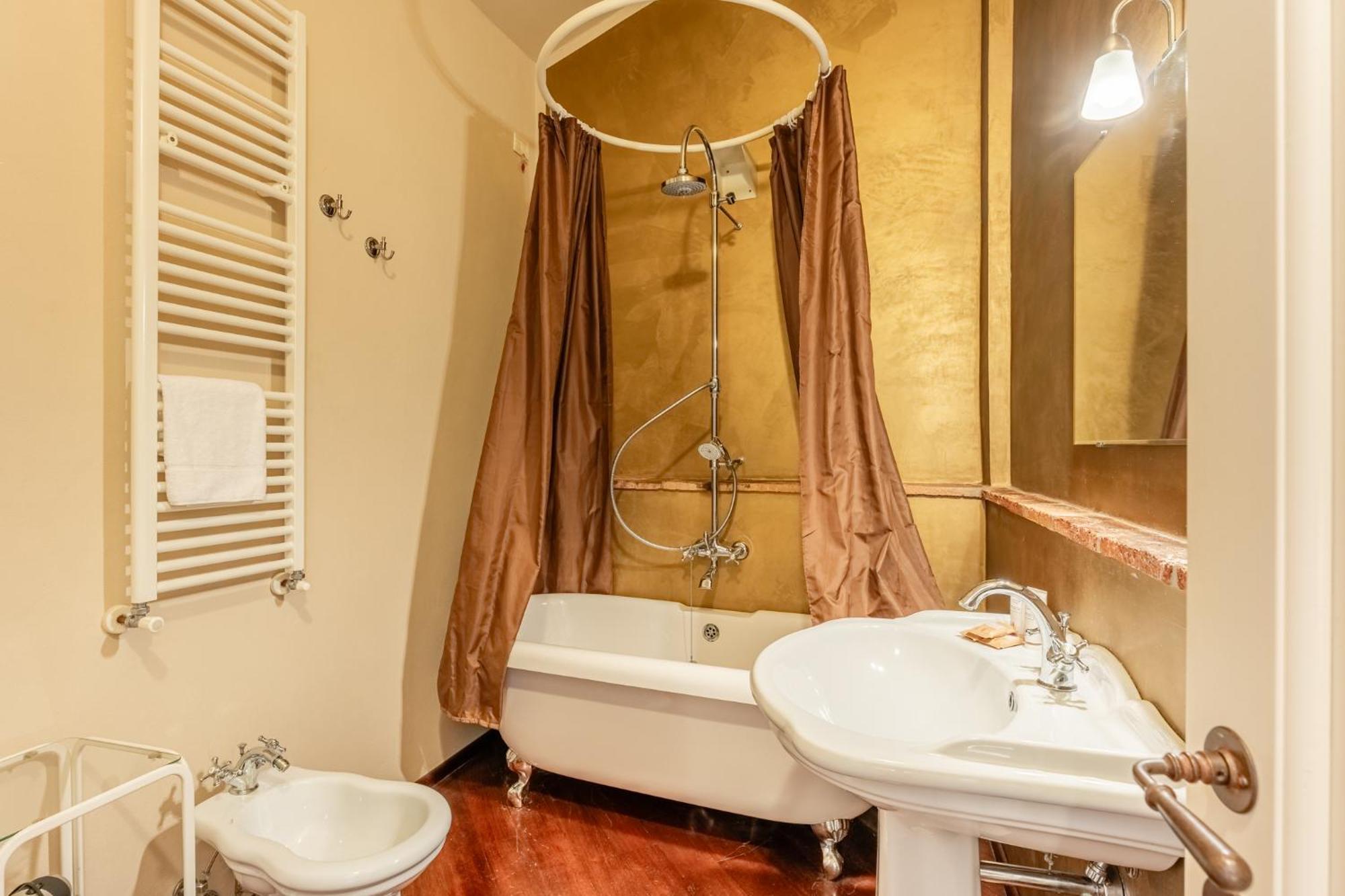 Anfiteatro Luxury Rooms - Affitti Brevi Italia Lucca Bagian luar foto